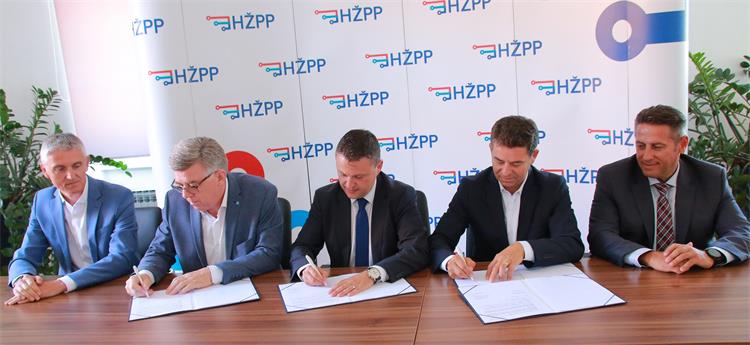 Slika /slike/foto 8_22/foto DT-HZPP 4-8_22/S lijeva na desno - G. Kolak, D. Rubčić, J. Ninić, Ž. Ukić, A. Gospočić.JPG